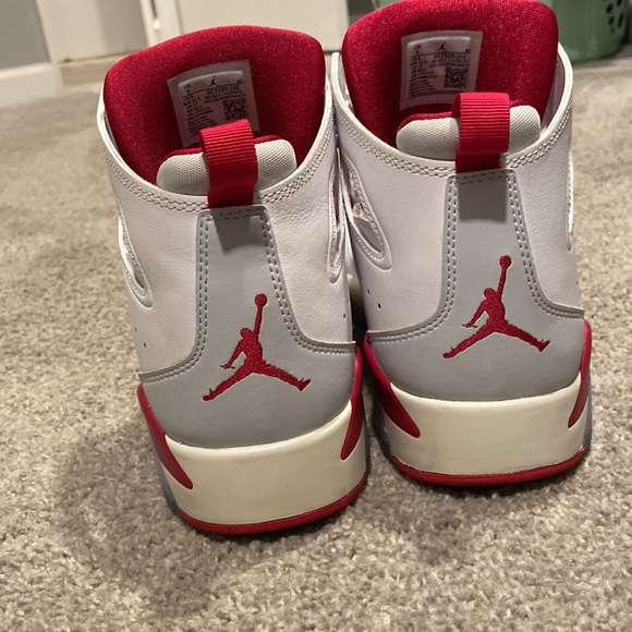 Selling white/red Jordan’s flight club 91,size 9. - Picture 3 of 6